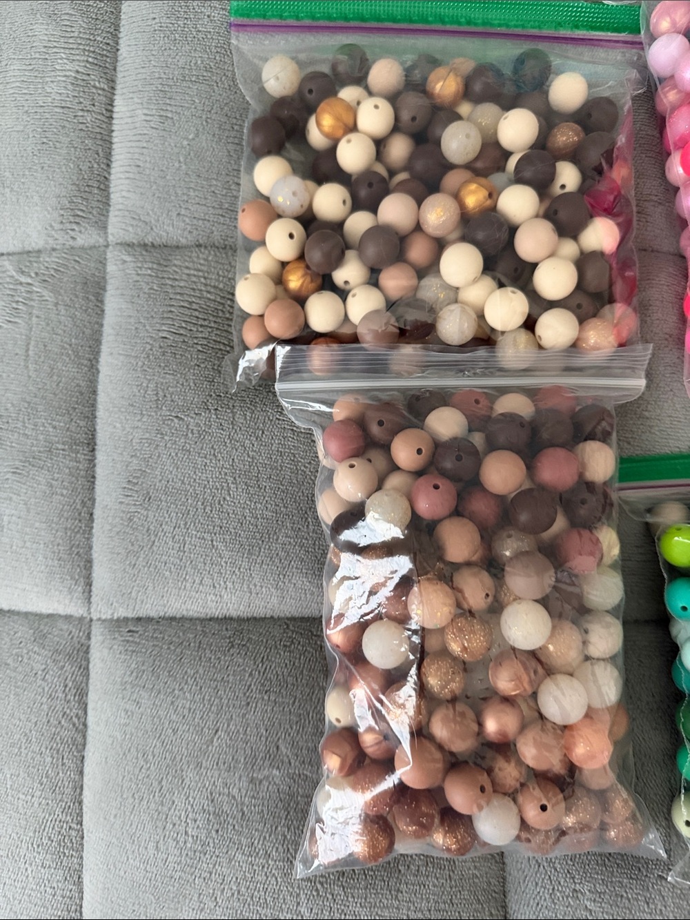 Assortment of silicone beads 15mm and 12mm perfect for crafting - Picture 9 of 16